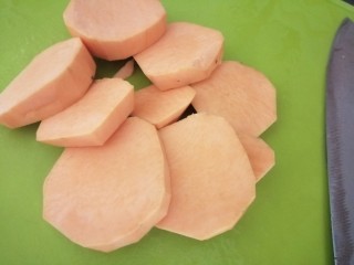松软香甜的红薯米粉杏仁饼，营养倍棒！,将红薯洗净，去皮，切片；