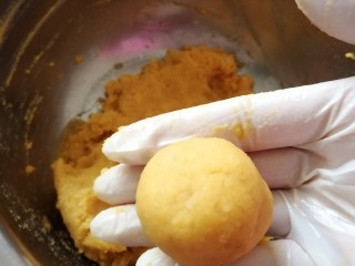 松软香甜的红薯米粉杏仁饼，营养倍棒！,戴上干净的手套开始搓丸子，大小随自己喜欢；
