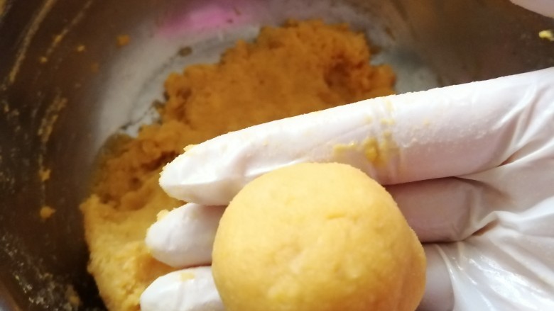 松软香甜的红薯米粉杏仁饼，营养倍棒！,戴上干净的手套开始搓丸子，大小随自己喜欢；