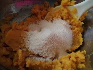 松软香甜的红薯米粉杏仁饼，营养倍棒！,再加入2勺的麦米粉，混合均匀；