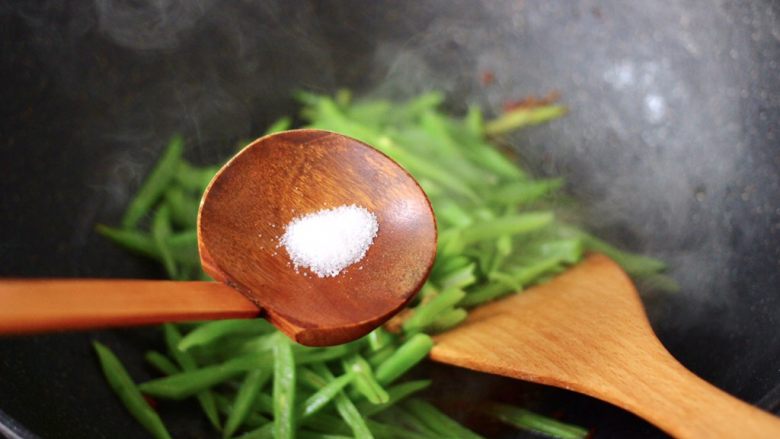 香肠辣爆芸豆丝,根据个人口味，加入适量的盐调味。