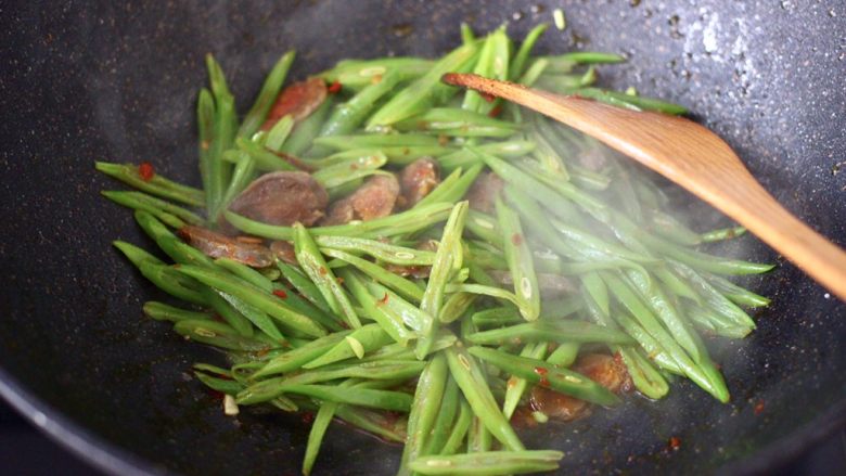 香肠辣爆芸豆丝,大火继续翻炒至所有的食材和调料混合均匀。
