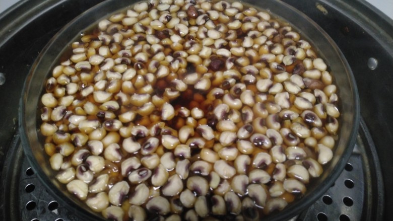 南瓜小🐷红糖、糯米、红豆包,放入蒸锅