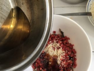 豆豉鲮鱼拌莴笋,热油倒入调料里搅拌均匀。