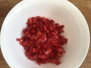 豆豉鲮鱼拌莴笋,红辣椒切丁备用。
