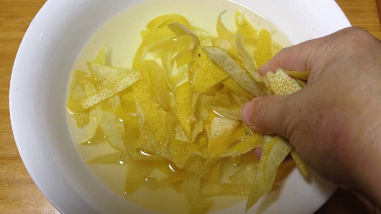 柚皮糖,
加入温水、1小勺盐，用手揉一揉