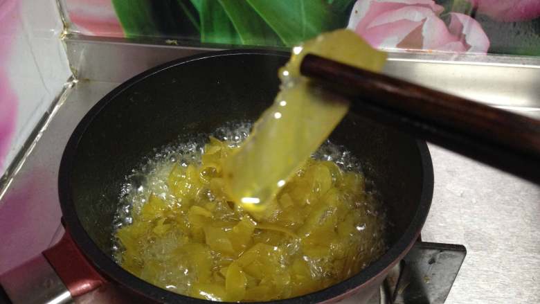 柚皮糖,煮到水分逐渐减少，柚子皮变得透明