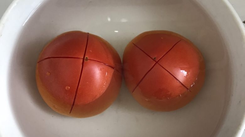 菌菇豆腐汤,<a style='color:red;display:inline-block;' href='/shicai/ 3551'>西红柿</a>切十字，用热水净泡10分钟。