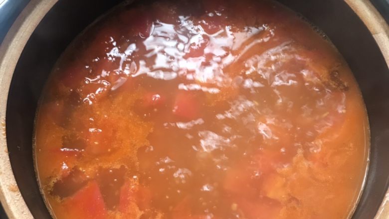 菌菇豆腐汤,砂锅倒入开水，把熬煮好的西红柿汤汁倒入。