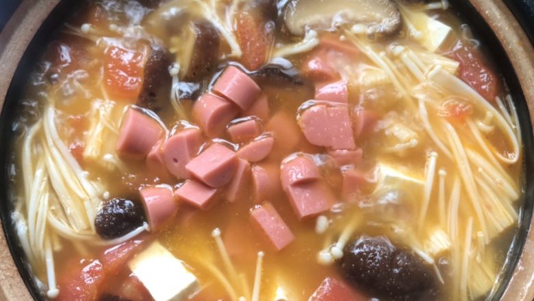 菌菇豆腐汤,临起锅最后倒入火腿肠丁。