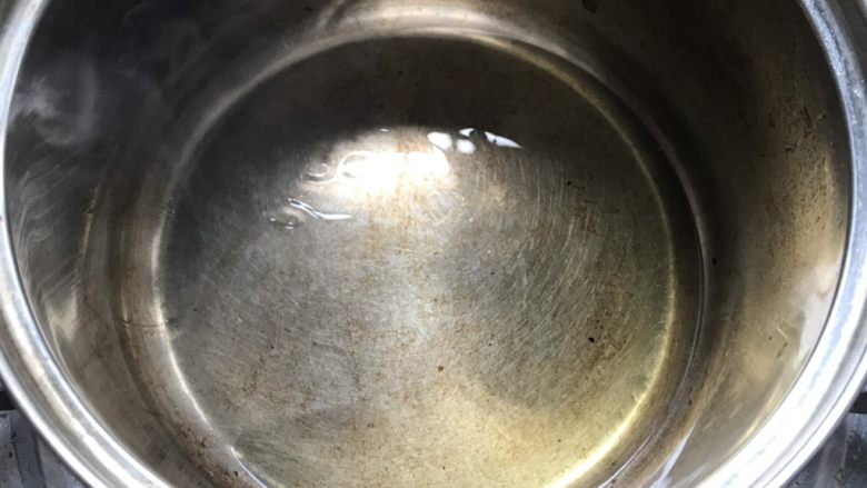 菌菇豆腐汤,冷锅下油烧开。