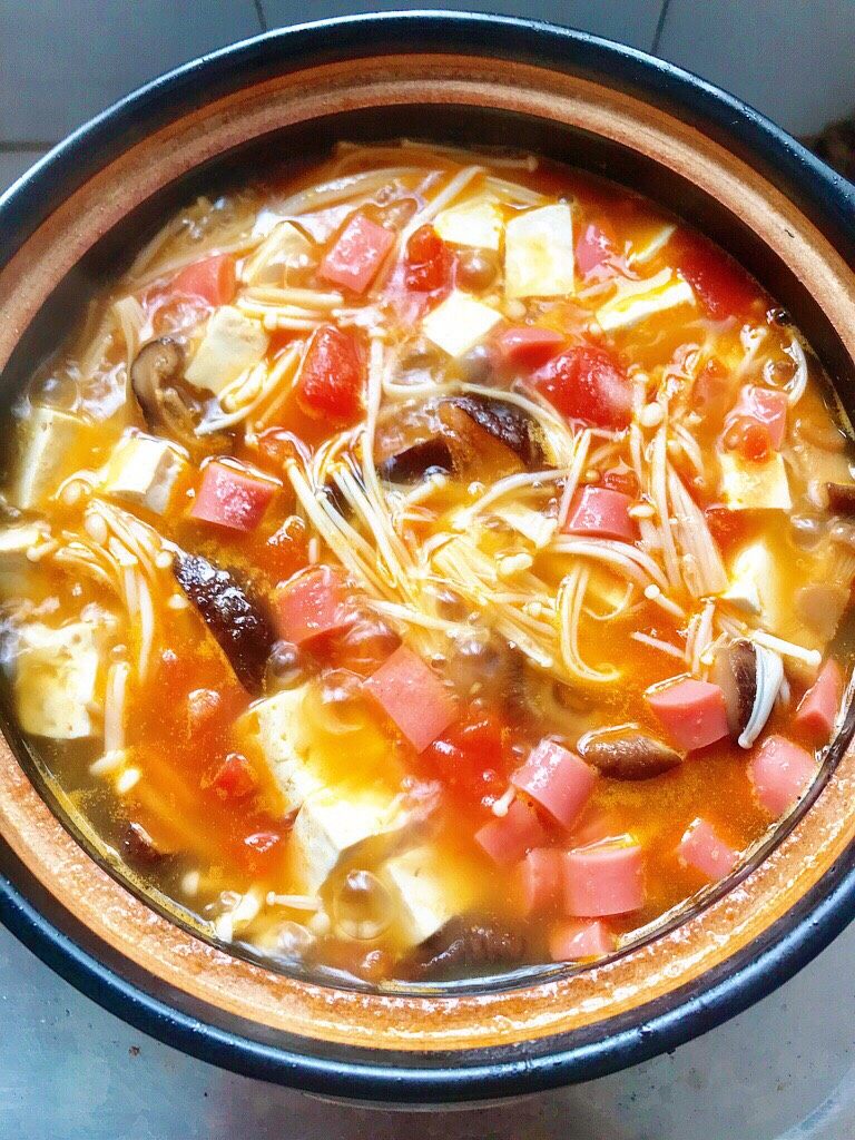 菌菇豆腐汤,沸腾后加点盐即可享用美味。
