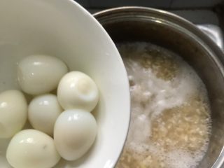 酒酿蛋花汤,加入鹌鹑蛋。