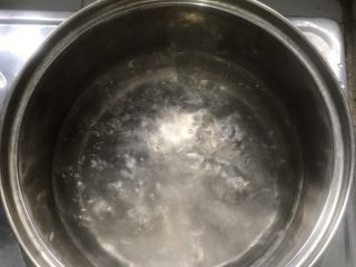 酒酿蛋花汤,烧一锅水准备煮酒酿。