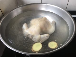 童子鸡鸡汤面,锅里放入开水，放入焯好水的童子鸡，放入2片姜。