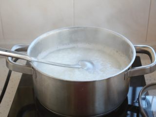 鸡蓉虾仁香菇粥,锅里放入足够的水，水开后放入洗干净的大米，大火煮开，小火煮约30分钟～40分钟。