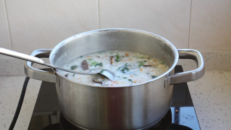 鸡蓉虾仁香菇粥,放入适量的盐调味即可。