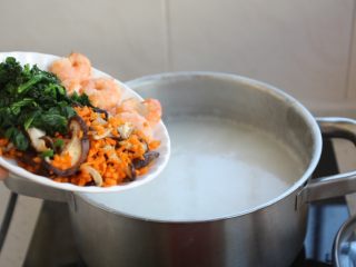 鸡蓉虾仁香菇粥,随后放入提前备好的虾仁、胡萝卜碎、香菇片、菠菜碎。