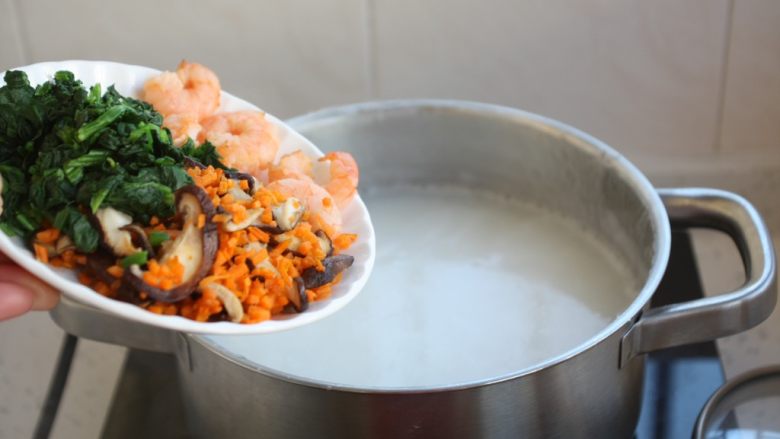 鸡蓉虾仁香菇粥,随后放入提前备好的虾仁、胡萝卜碎、香菇片、菠菜碎。