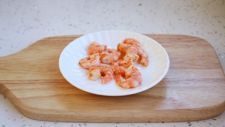 鸡蓉虾仁香菇粥,鲜虾去壳和虾线，用油炒熟，或者将鲜虾白灼后剥成虾仁。
