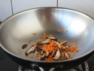 鸡蓉虾仁香菇粥,起锅，热锅凉油放入香菇片和胡萝卜碎炒至断生，然后盛出备用。