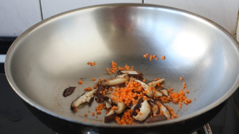 鸡蓉虾仁香菇粥,起锅，热锅凉油放入香菇片和胡萝卜碎炒至断生，然后盛出备用。