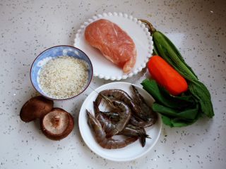 鸡蓉虾仁香菇粥,准备好所需要的食材：大米、小鸡胸肉、鲜虾、香菇、胡萝卜、菠菜。