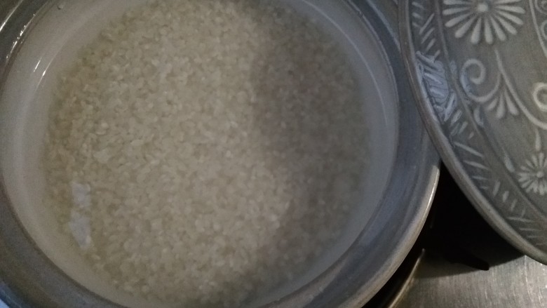 腊味煲仔饭,煮饭前1小时洗好米，加入清水，米粒的比例1:1.5。（米最好提前浸泡1个小时，这样的米比较容易煮透，不会有硬芯）