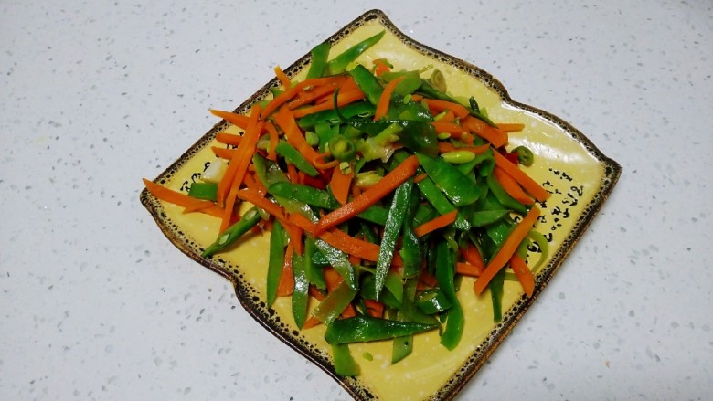 尖椒炒扁豆、胡萝卜丝,盛入盘中