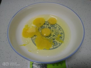 手撕面包,鸡蛋打入碗中，留一个蛋黄最后刷面