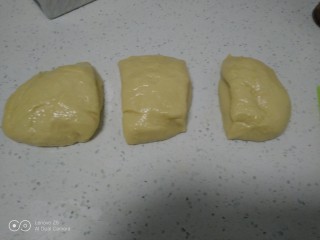 手撕面包,倒入操作台揉搓，使黄油和面粉充分融合，搓成长条平均分成3份