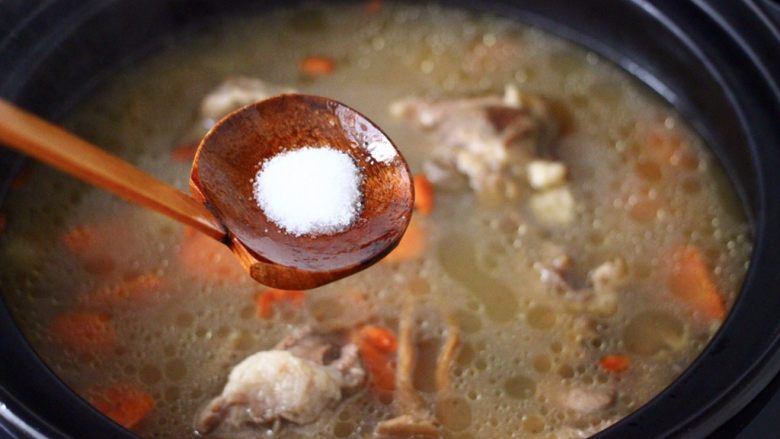 榛蘑山药筒骨煲,这个时候砂锅里，加入适量的盐调味。