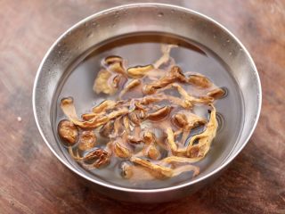 榛蘑山药筒骨煲,榛蘑反复冲洗干净后，用温水浸泡半小时，浸泡榛蘑的水不要倒掉，留着煲汤用。