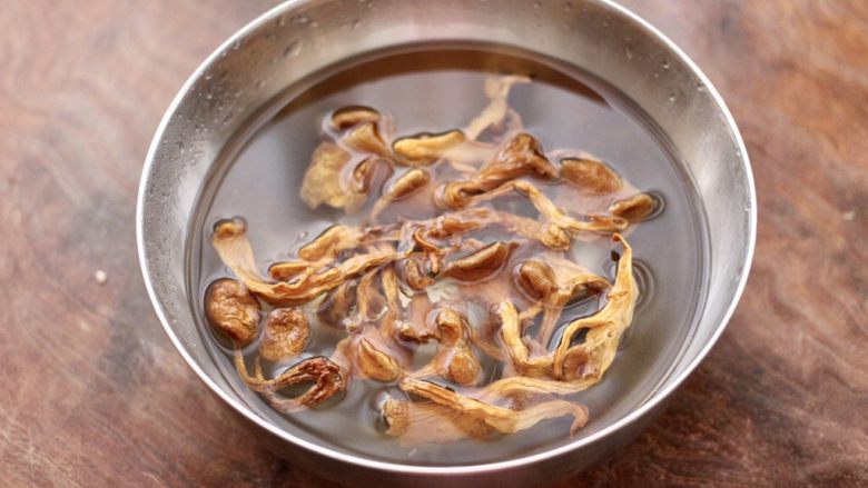 榛蘑山药筒骨煲,榛蘑反复冲洗干净后，用温水浸泡半小时，浸泡榛蘑的水不要倒掉，留着煲汤用。