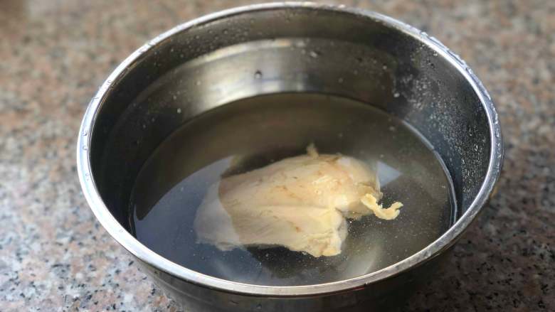 麻辣拌面,煮好的鸡胸捞出来放到冷水里冰一下。