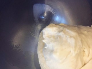 手撕面包,二档搅拌15分钟，加入盐搅拌10分钟，再加入黄油搅拌15分钟即可，不用出膜