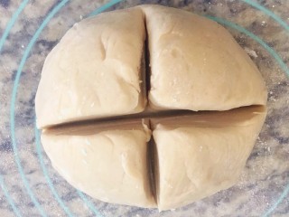 手撕面包,台面撒适量干粉，冷冻后的面团在中间用刀开十字口