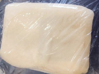 手撕面包,在垫板上撒适量干粉，放上面团，盖上保鲜膜放入冰箱冷藏20分钟左右