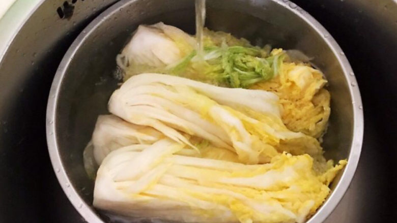 韩式辣白菜,把腌制好的白菜放入冷水冲洗干净