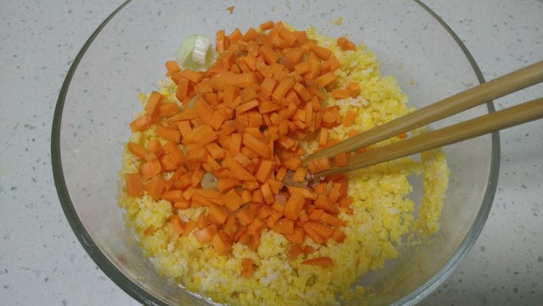 玉米面、胡萝卜、大葱团子,将胡萝卜碎放入玉米面中