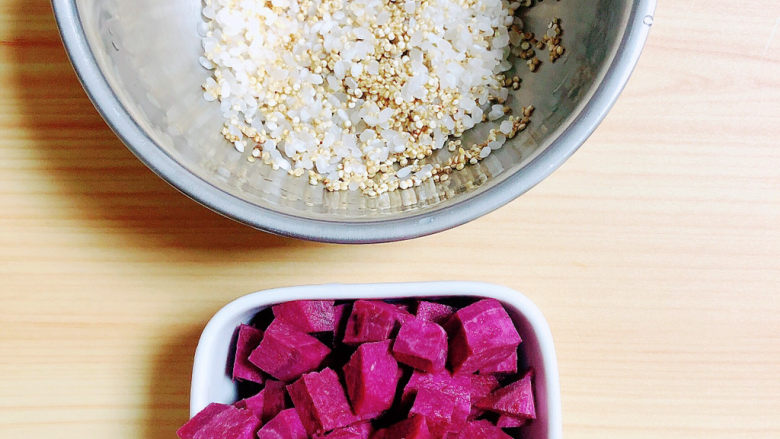 健脾养胃粥,将米洗好、紫薯祛皮切小块儿待用。