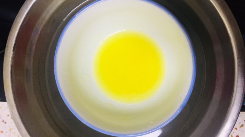 火龙果班戟,黄油隔水融化