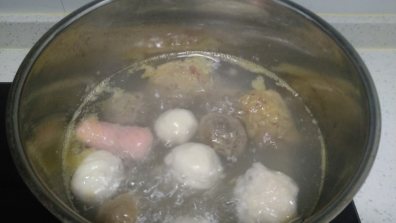 丝瓜丸子汤,水开后煮3分钟