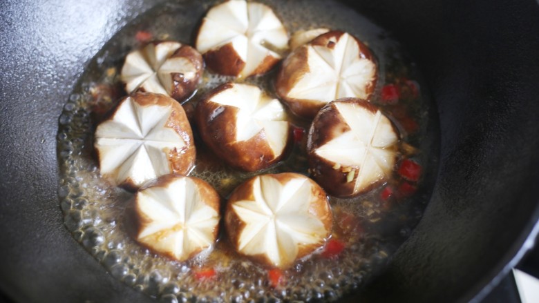 香菇油菜,边煮边翻炒香菇。
