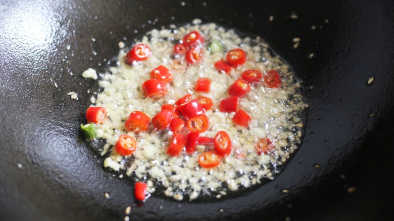 香菇油菜,加入红椒。