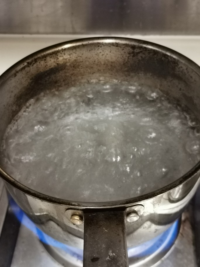 原汁原味炆牛腩,烧开水。