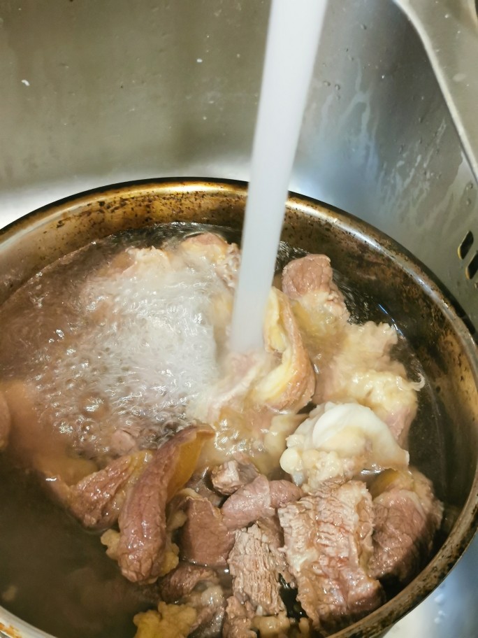 原汁原味炆牛腩,冷水冲洗干净。
