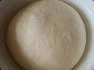 手撕面包,面团揉圆，放盆里保鲜膜封口，放到温暖的地方发酵2个小时左右。变成两倍大。