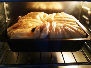 手撕面包,放在烤箱中下层180度，烤30分钟。