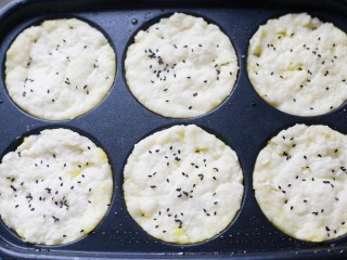奶香米饼,上面撒适量黑芝麻，煎至两面微微发黄即可出锅。